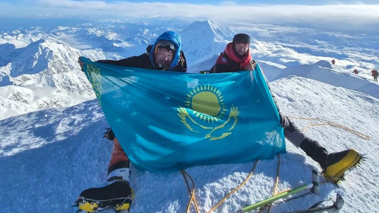 Флаг Казахстана подняли на североамериканском шеститысячнике