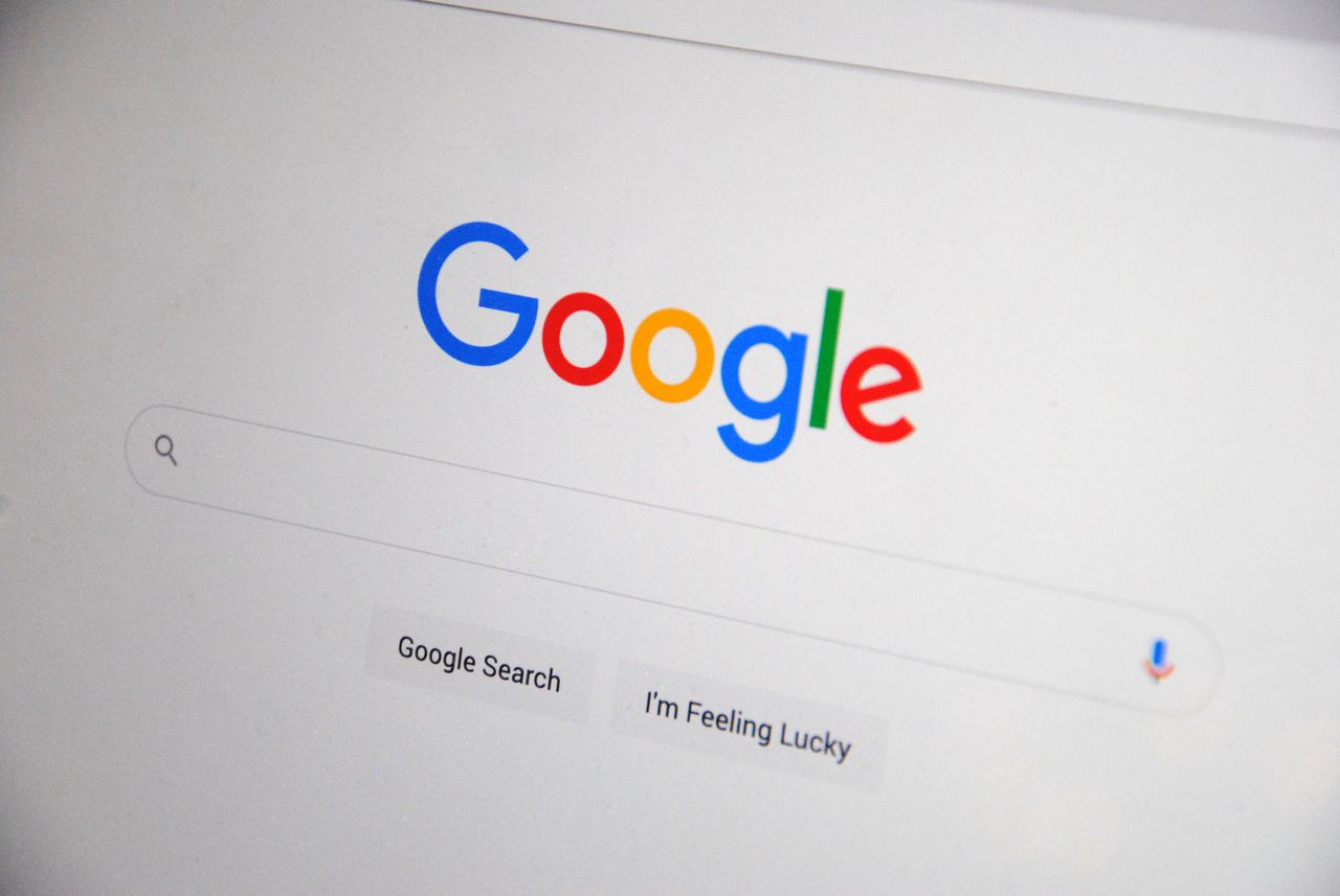 Пользователи уходят от Google: одни — к ChatGPT, другие — к поиску без ИИ
