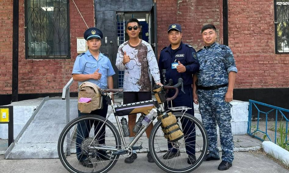 Турист из Китая испугался спать в палатке и переночевал в доме у казахстанского полицейского