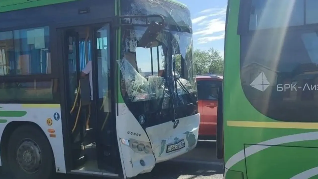 В Атырау шесть человек пострадали в аварии с автобусами