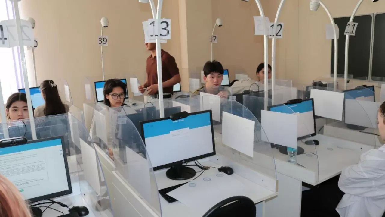 К выпускникам и родителям обратились из-за ЕНТ