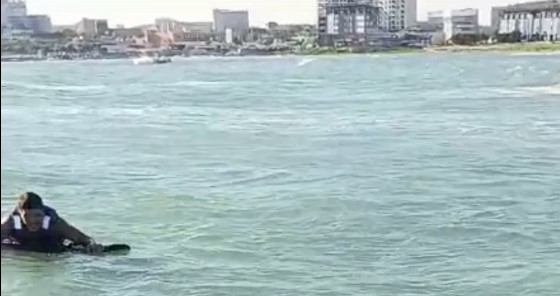В Каспийском море спасли двух человек