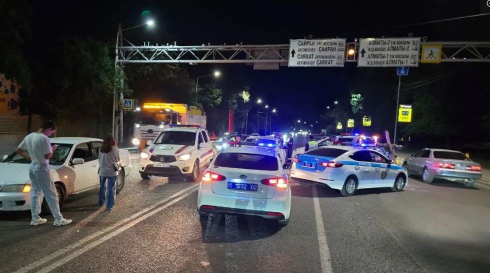 В Алматы мужчина погиб после наезда двух автомобилей