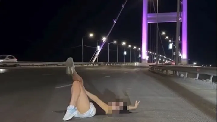В Семее женщину наказали за фотосессию на проезжей части моста