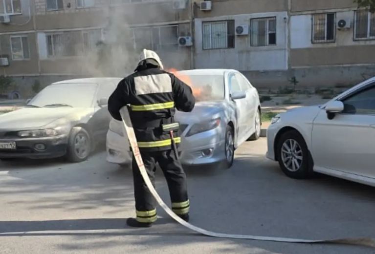 Автомобиль горел во дворе жилого дома в Актау