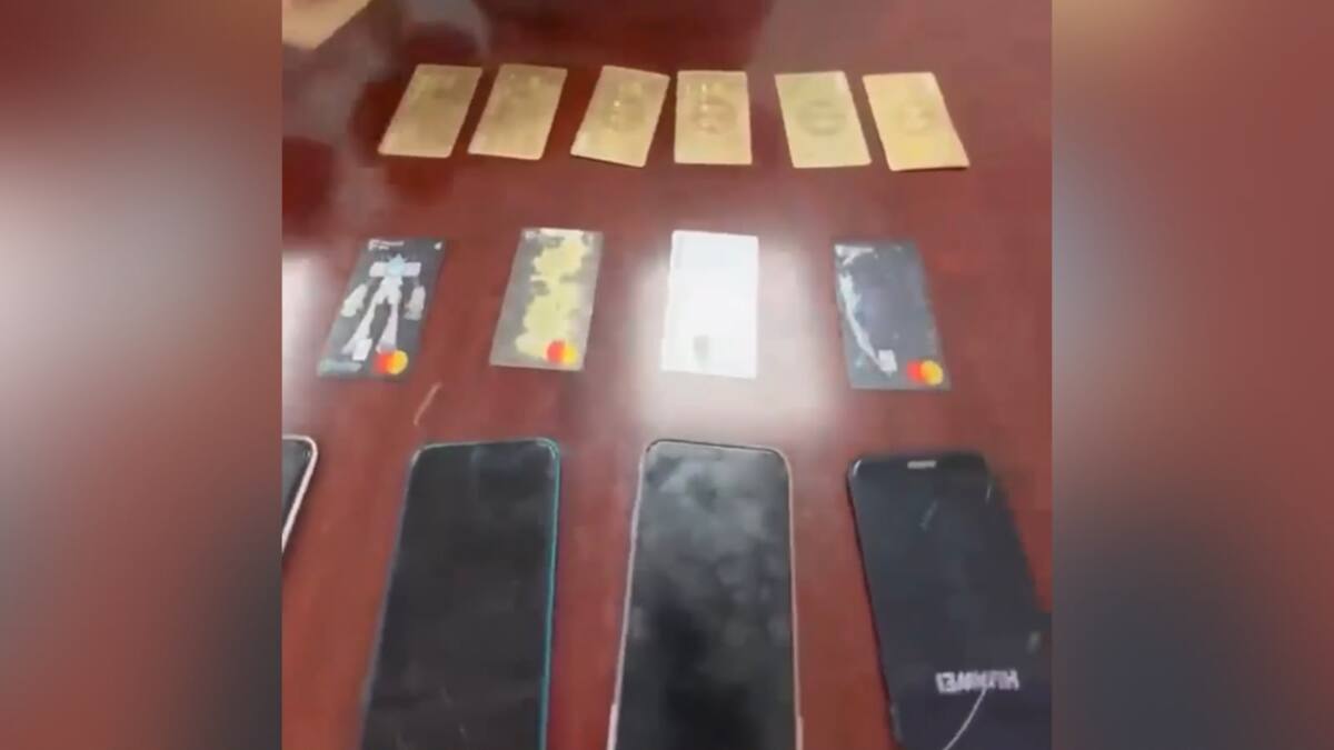 В Жамбылской области задержали курьера с банковскими картами для мошенников