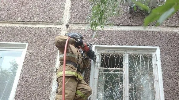 Спасатели срезали решетку на окне, чтобы помочь 91-летней женщине
