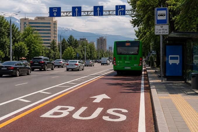 На одной из улиц Алматы уберут автобусную полосу