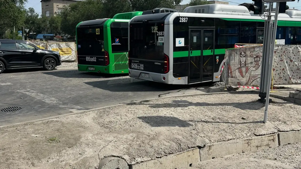 В Алматы на Толе би городской автобус перекрыл дорогу