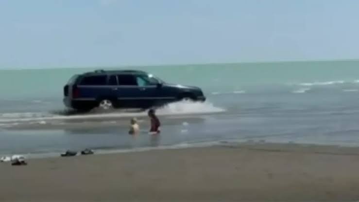За езду среди отдыхающих на берегу Балхаша наказали водителя Mercedes