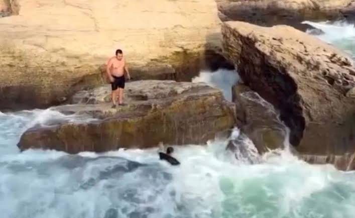 В Мангистау мужчина едва не погиб после прыжка со скалы в море