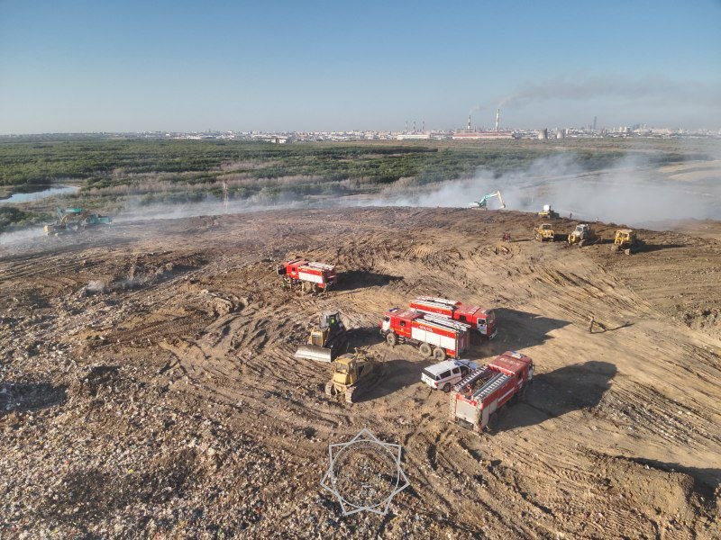 Столичные спасатели продолжают ликвидацию пожара на полигоне ТБО