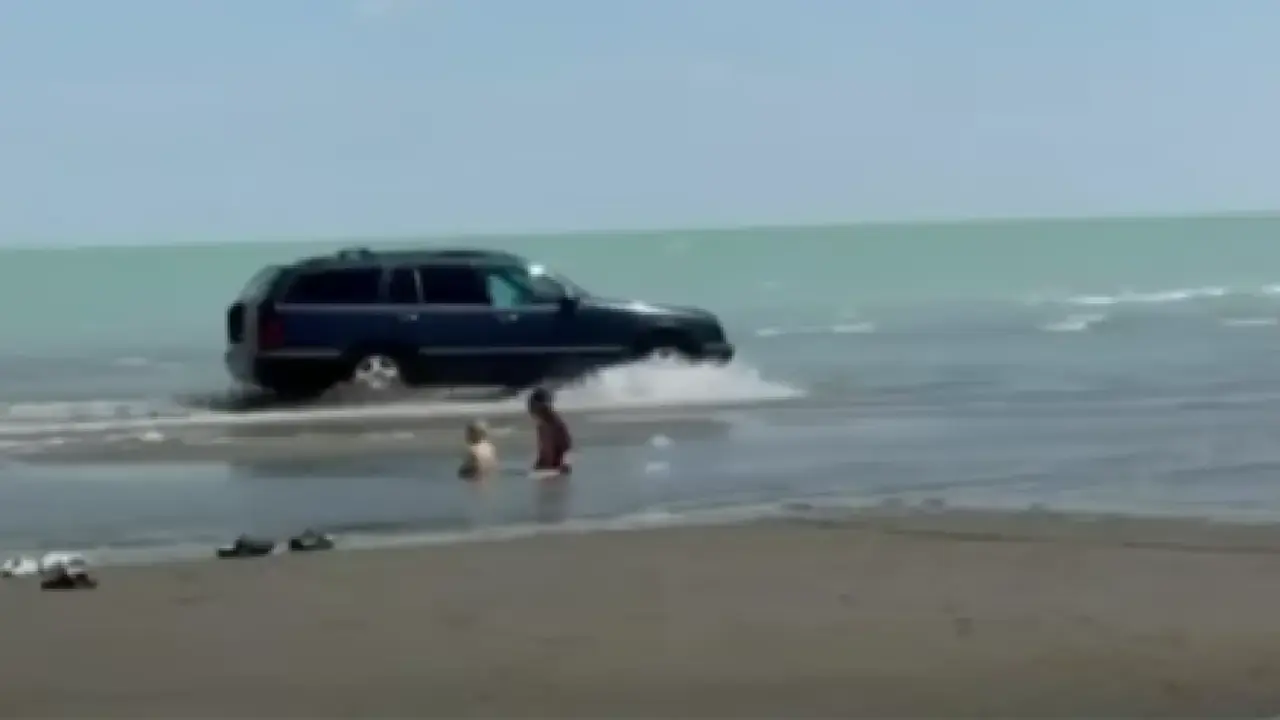 За езду среди отдыхающих на берегу Балхаша наказали водителя Mercedes