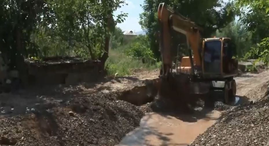 Несколько улиц и дворов затопило после проливных дождей в Шымкенте