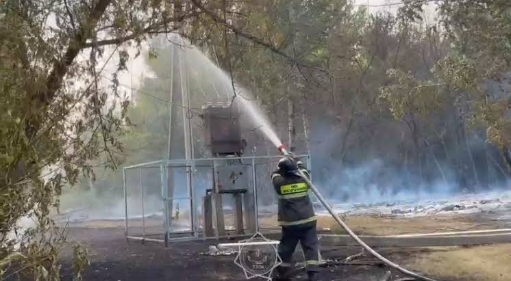 МЧС продолжает тушение природного пожара в Западно-Казахстанской области