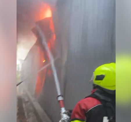 В Алматы сотрудники МЧС тушат пожар по повышенному рангу