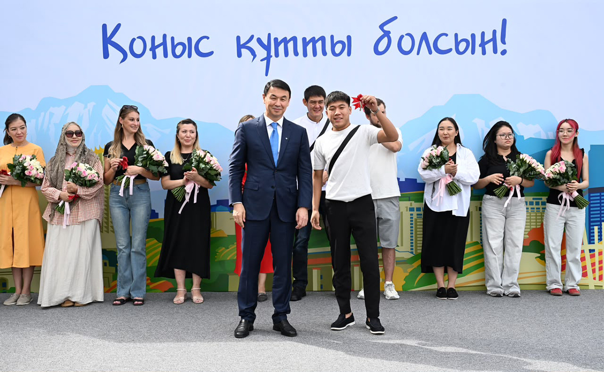Аким Алматы Дархан Сатыбалды вручил ключи от квартир новоселам
