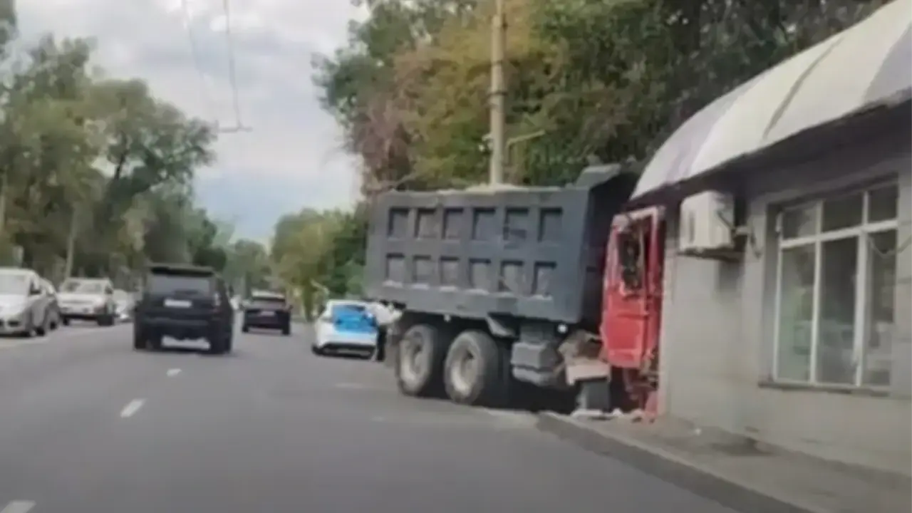 В Алматы грузовик без водителя столкнулся с авто, врезался в дерево и остановку