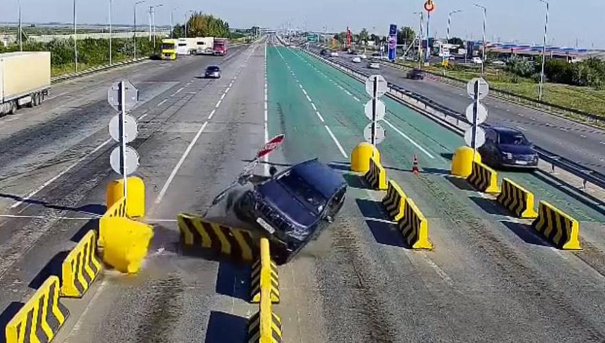 Уснувший за рулем водитель устроил ДТП на подъезде к пункту оплаты на трассе Астана – Щучинск