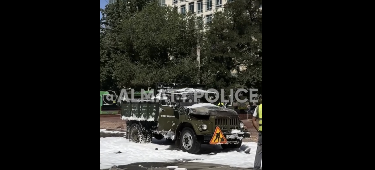 Грузовик загорелся, пока ехал по дороге в Алматы