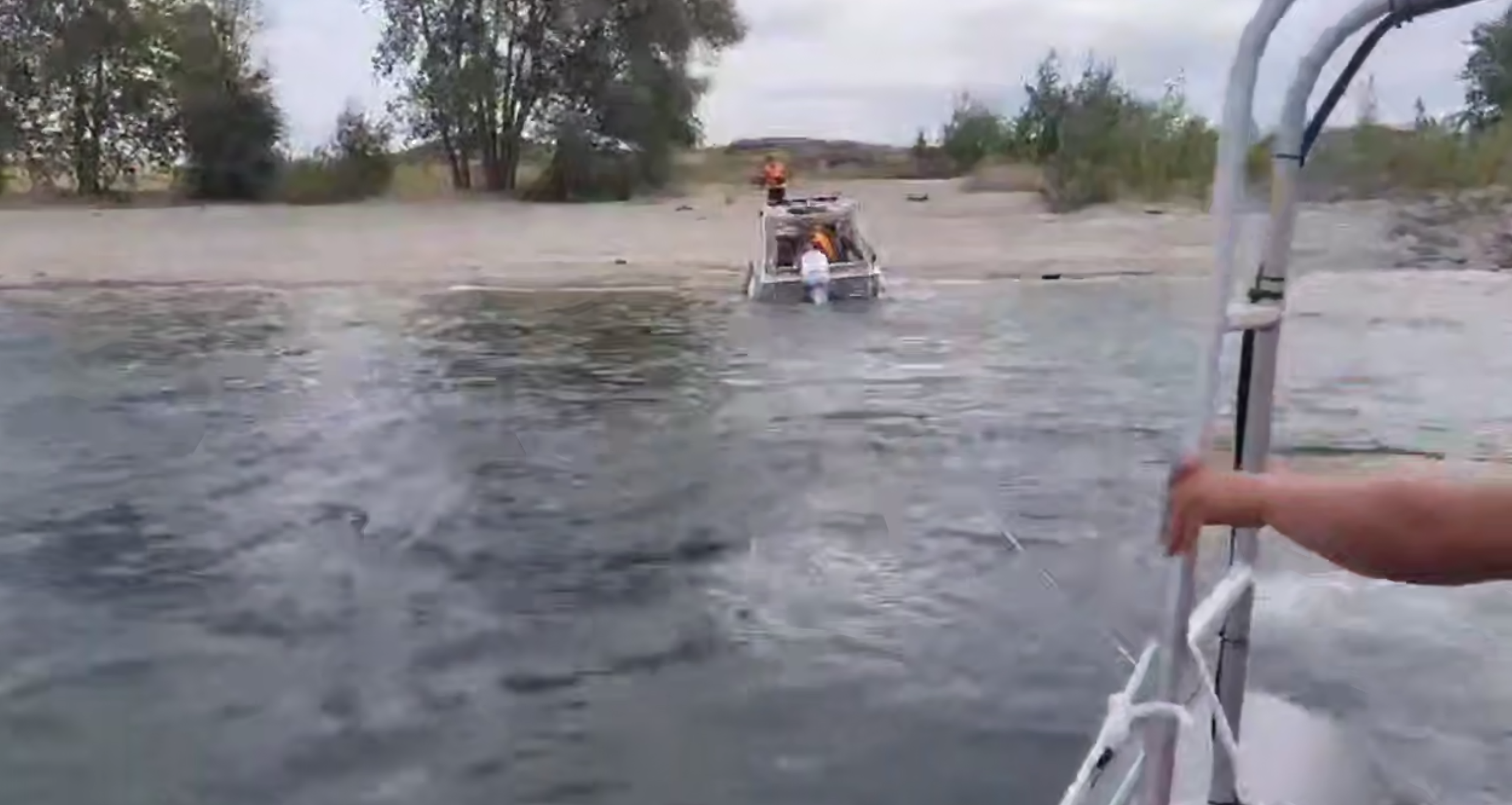 Двоим людям помогли выбраться из  Бухтарминского водохранилища