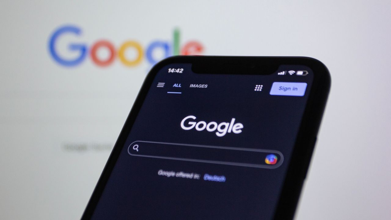 Google тестирует главную страницу без кнопки «Поиск»