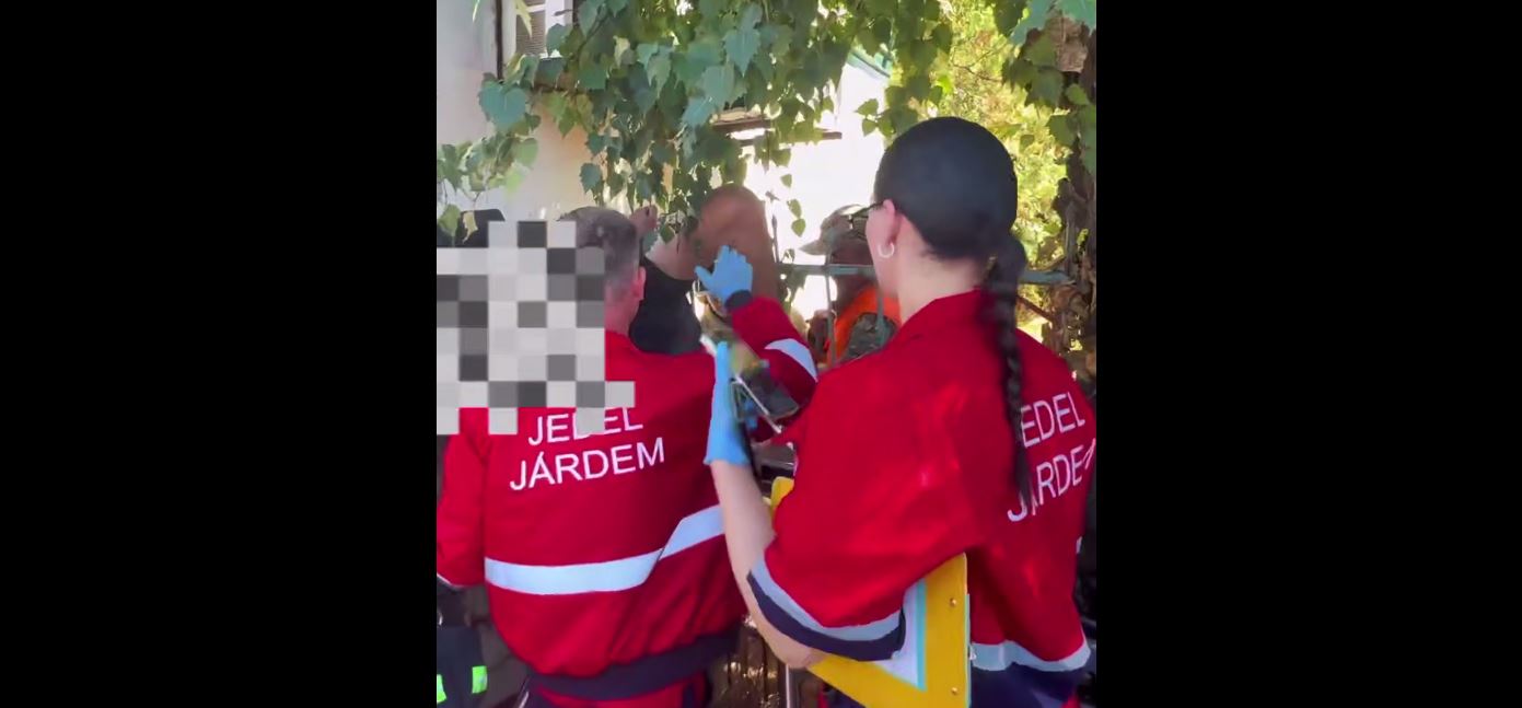 Неудачный прыжок через забор потребовал помощи спасателей в Алматинской области