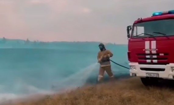 Сотни человек тушили горящую траву в Акмолинской области