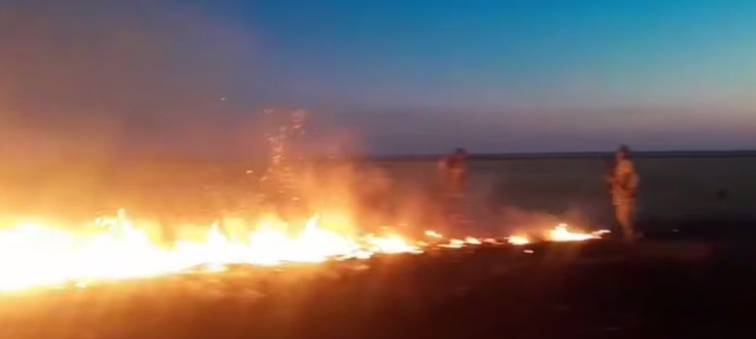 В Атырауской области добровольцы «Ауыл құтқарушылары» ликвидировали загорание сухой травы