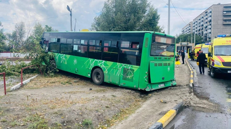 В Семее маршрутный автобус столкнулся с легковым автомобилем