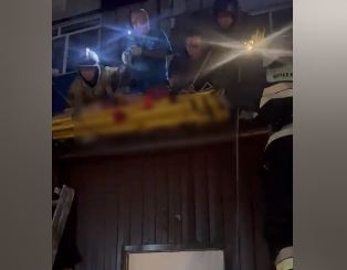 Женщина выпала с пятого этажа на крышу кафе в Рудном