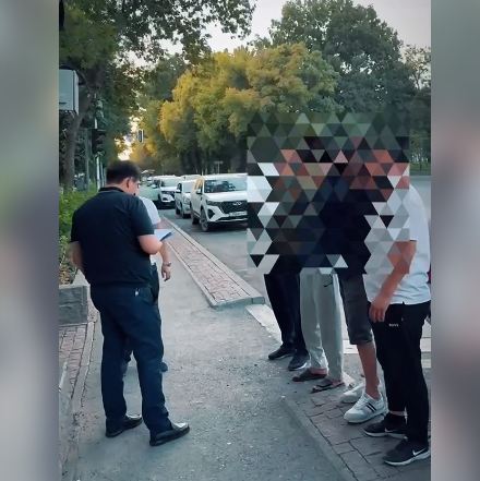Мужчину задержали за расклейку рекламы наркосайтов в Шымкенте