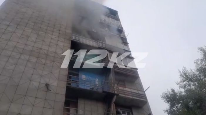 10 человек эвакуировали из горящей многоэтажки в Усть-Каменогорске