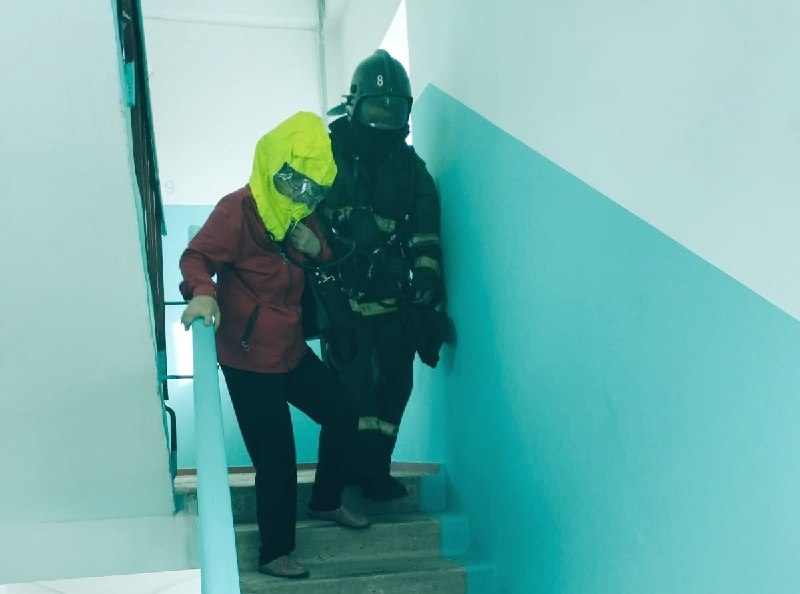 Двоих детей и 13 взрослых эвакуировали при пожаре в Усть-Каменогорске