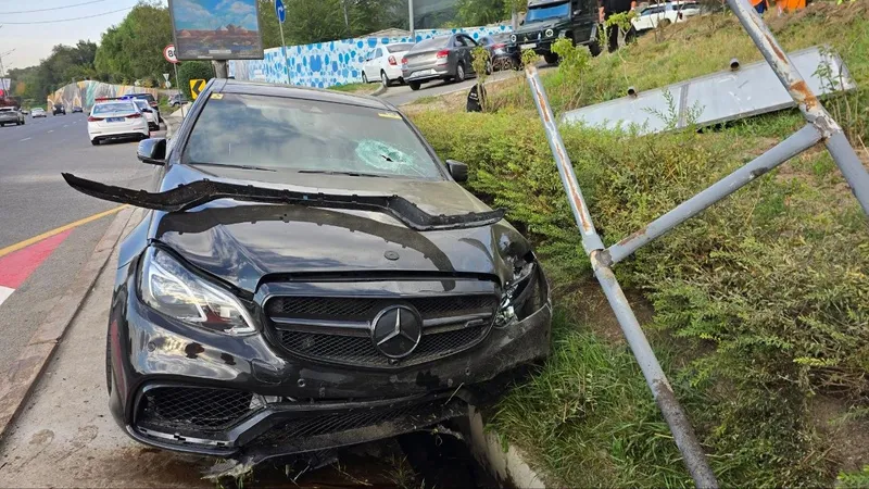 Водитель Mercedes устроил жесткое ДТП на ВОАД в Алматы