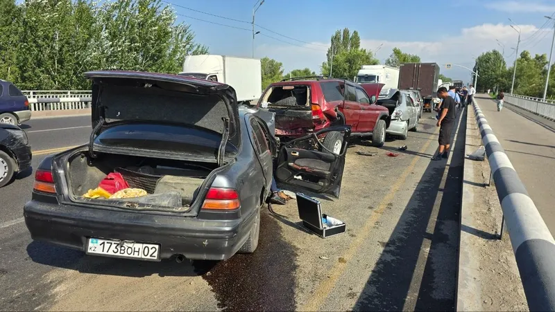 В Алматы угон автомобиля закончился массовым ДТП и угрозой взрыва