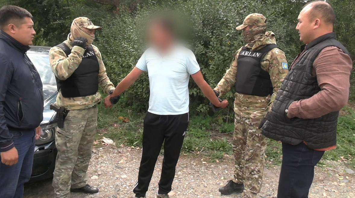 Тайники с марихуаной обнаружили в автомобиле в Усть-Каменогорске