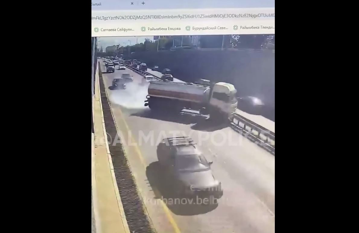 В Алматы водитель водовоза врезался в ограждение, пытаясь избежать ДТП