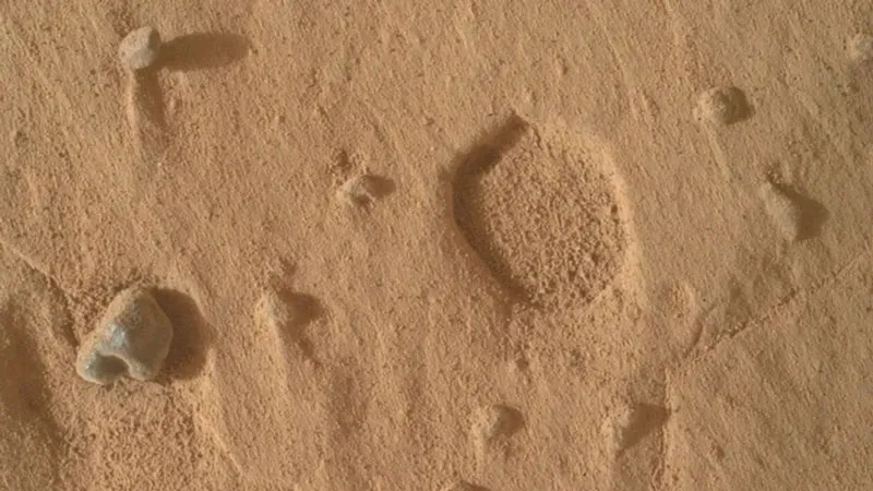 Марсоход NASA Curiosity обнаружил на Марсе странные «отпечатки ног»