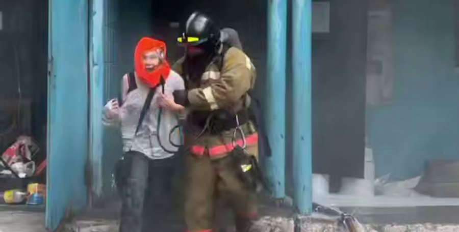 Из горящего дома в Караганде вывели 40 человек