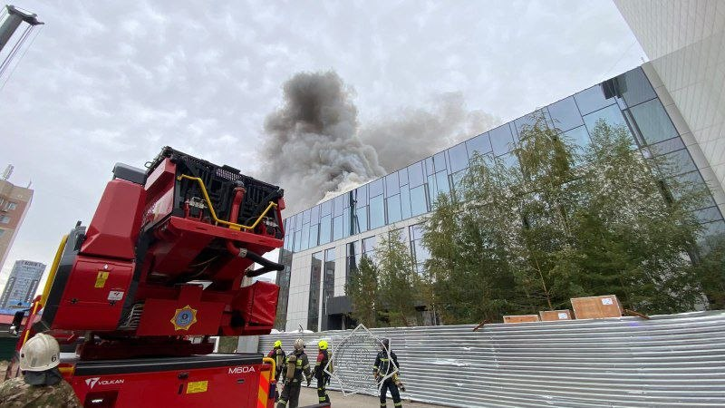 Пожар на стройке потушили в Астане