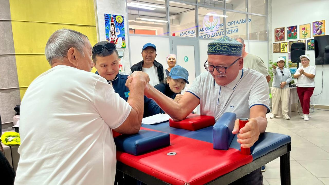 Соревнования по армрестлингу среди пенсионеров прошли в Астане