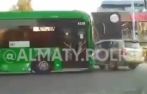 Девять человек пострадали в ДТП с автобусом в Алматы - видео столкновения попало в Сеть
