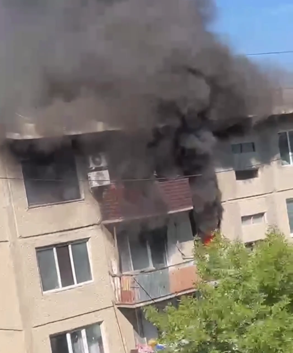 В Атырау сотрудники МЧС спасли пятерых человек при пожаре