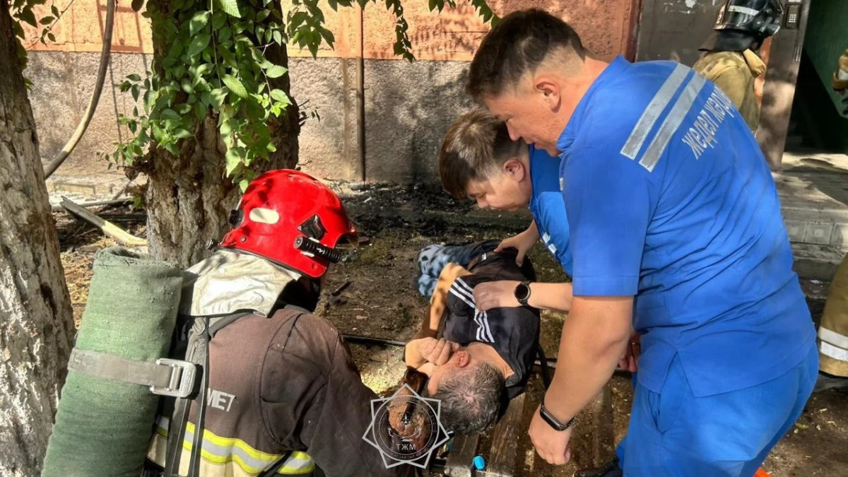 В Таразе мужчину спасли из горящей квартиры