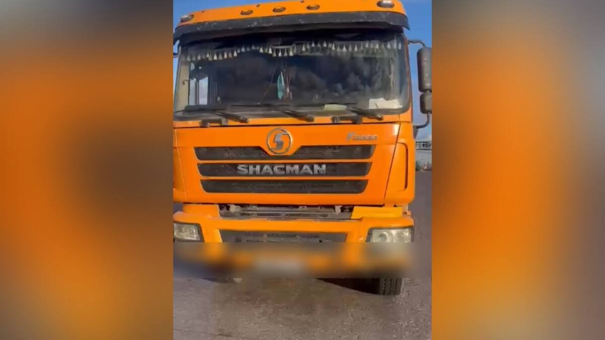 Одинаковые грузовики с одинаковыми номерами остановили на трассе в Акмолинской области
