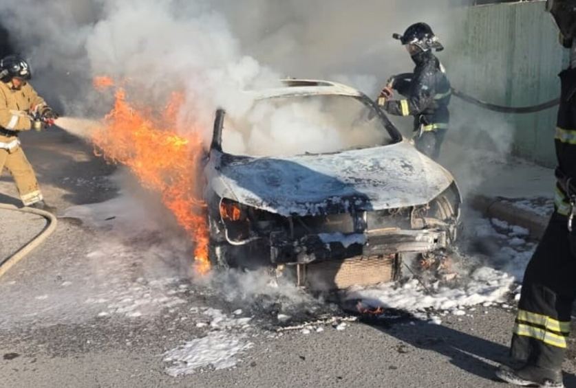Автомобиль загорелся возле детского сада в Актау