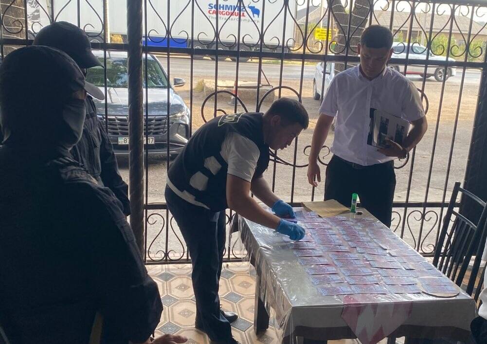 В Туркестанской области мужчину задержали по подозрению в вымогательстве 5 млн тенге