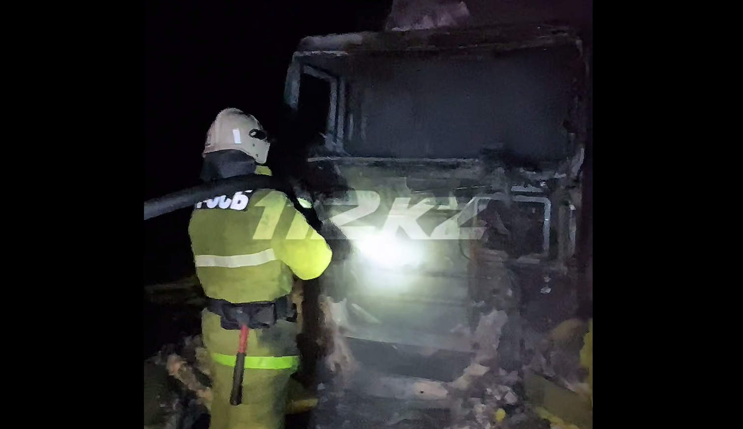 Грузовой автомобиль загорелся в Костанайской области