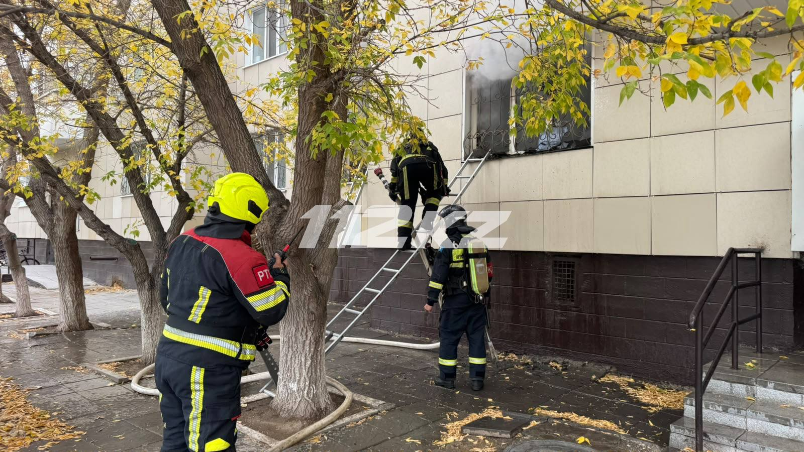 Пожар в девятиэтажном здании тушат в Астане
